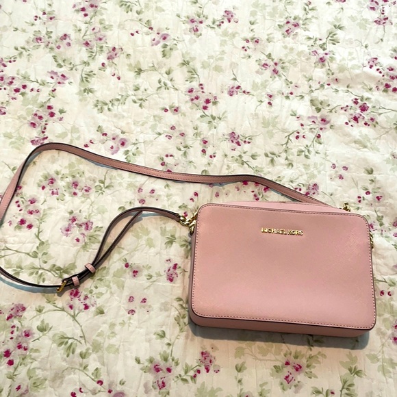 Michael Kors Handbags - 💞👛NWT Michael Kors light pink purse 💞👛